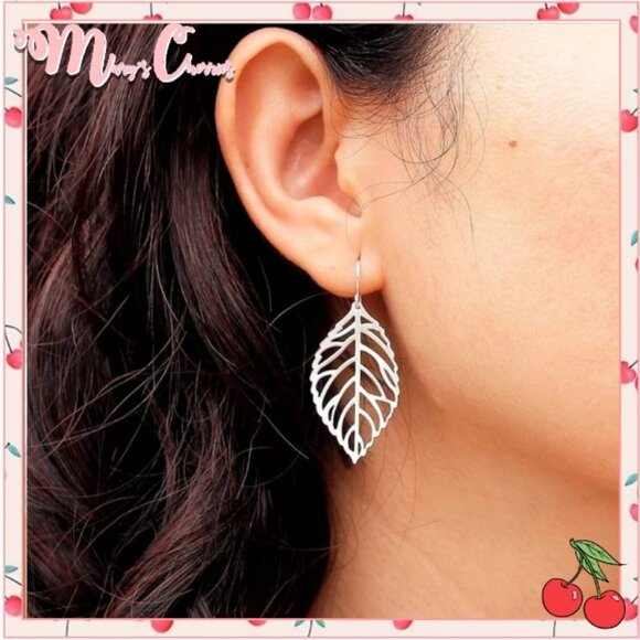 Boutique Jewelry - 🍒2/$25 LAST Gentle Leaf Dangling Earrings